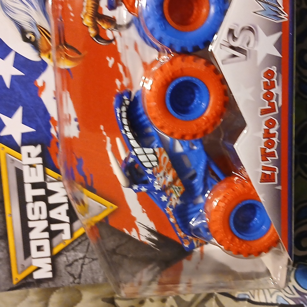 Monster JAM El Toro Loco vs Megalodon Toy Trucks STARS AND STRIPES - Picture 6 of 11
